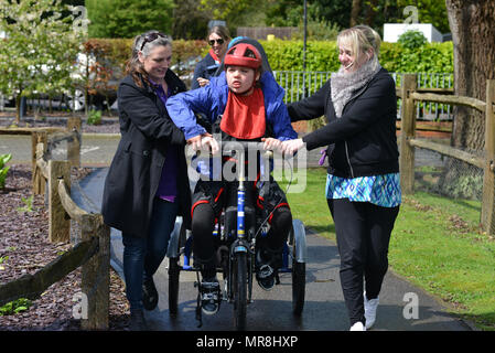 S'occupant d'enfants handicapés à Chailey Heritage Foundation, East Sussex UK Banque D'Images