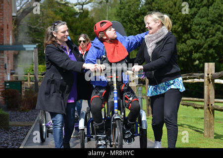 S'occupant d'enfants handicapés à Chailey Heritage Foundation, East Sussex UK Banque D'Images