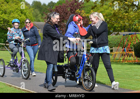 S'occupant d'enfants handicapés à Chailey Heritage Foundation, East Sussex UK Banque D'Images