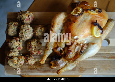 Poulet rôti et de la farce sur une barbe de hachage. Banque D'Images