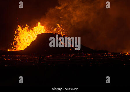 Une fontaine de lave en fusion magma liquide déverse des centaines de pieds en l'air à l'Leilani Estates zone résidentielle à partir de l'éruption du volcan Kilauea, le 23 mai 2018 dans Pahoa, Hawaii. Banque D'Images