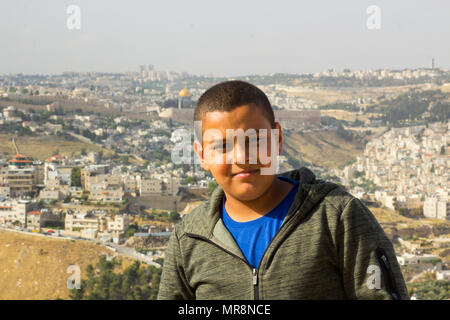 8 mai 2018 les jeunes garçons Juifs assis ensemble pour avoir sa photo prise à sa demande sur une colline dans la banlieue de Jérusalem Israël Banque D'Images