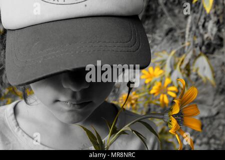 Girl portrait fleur jaune, Castle Hill QLD 4810, Australie Banque D'Images