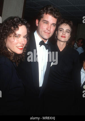 LOS ANGELES, CA - le 22 mars : (L-R) L'actrice Barbara Hershey, Ray Liotta acteur et actrice Michelle Johnson assister à la sixième édition annuelle des American Cinematheque hommage à Martin Scorsese le 22 mars 1991 au Century Plaza Hotel de Los Angeles, Californie. Photo de Barry King/Alamy Stock Photo Banque D'Images