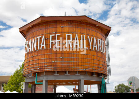 Ce réservoir d'eau en bois vintage sert de repère et signe pour un divertissement populaire de Santa Fe district, les terrains ferroviaires. Les marchés de producteurs deux fois par semaine Banque D'Images