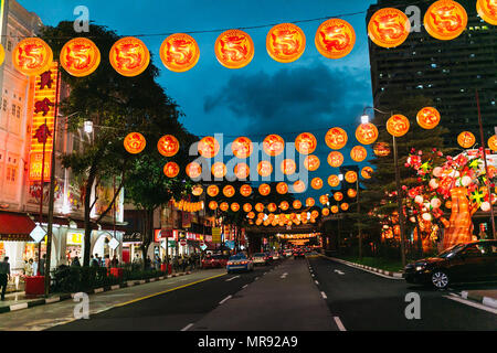 Singapour - Jan 19, 2016 : avis de ville rue décorée avec des lanternes dans la nuit Banque D'Images