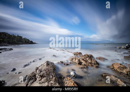 Longue exposition d'une plage à Bridport, Tasmanie, Australie Banque D'Images