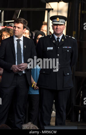 Maire de Greater Manchester Andy Burnham a rejoint l'agent en chef Ian Hopkins, poète Lemn Sissay Mancunian, Justin Welby et plus au cours de l'ensemble concert choeur de Manchester se souvenir des victimes de l'arène à la bombe à Manchester, Angleterre, le 22 mai 2018. Le prince William et le Premier ministre britannique Theresa peuvent se joindre à d'autres politiciens, ainsi que les membres de la famille de ceux qui ont été tués, et les premiers intervenants sur les lieux de l'attaque terroriste, alors que des milliers de personnes se sont réunies à Manchester mardi sur le premier anniversaire d'une attaque terroriste dans la ville qui a laissé 22 morts. Banque D'Images