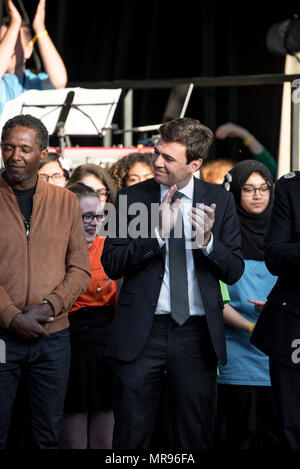 Maire de Greater Manchester Andy Burnham a rejoint l'agent en chef Ian Hopkins, poète Lemn Sissay Mancunian, Justin Welby et plus au cours de l'ensemble concert choeur de Manchester se souvenir des victimes de l'arène à la bombe à Manchester, Angleterre, le 22 mai 2018. Le prince William et le Premier ministre britannique Theresa peuvent se joindre à d'autres politiciens, ainsi que les membres de la famille de ceux qui ont été tués, et les premiers intervenants sur les lieux de l'attaque terroriste, alors que des milliers de personnes se sont réunies à Manchester mardi sur le premier anniversaire d'une attaque terroriste dans la ville qui a laissé 22 morts. Banque D'Images