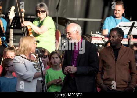 Justin Welby a rejoint l'agent en chef Ian Hopkins, Maire de Greater Manchester Andy Burnham et poète Lemn Sissay Mancunian Manchester au cours de l'ensemble concert chorale se souvenir des victimes de l'arène à la bombe à Manchester, Angleterre, le 22 mai 2018. Le prince William et le Premier ministre britannique Theresa peuvent se joindre à d'autres politiciens, ainsi que les membres de la famille de ceux qui ont été tués, et les premiers intervenants sur les lieux de l'attaque terroriste, alors que des milliers de personnes se sont réunies à Manchester mardi sur le premier anniversaire d'une attaque terroriste dans la ville qui a laissé 22 morts. Banque D'Images