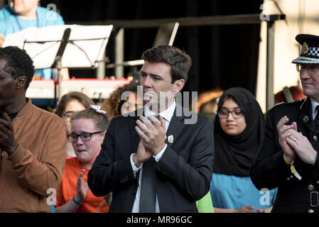 Maire de Greater Manchester Andy Burnham a rejoint l'agent en chef Ian Hopkins, poète Lemn Sissay Mancunian, Justin Welby et plus au cours de l'ensemble concert choeur de Manchester se souvenir des victimes de l'arène à la bombe à Manchester, Angleterre, le 22 mai 2018. Le prince William et le Premier ministre britannique Theresa peuvent se joindre à d'autres politiciens, ainsi que les membres de la famille de ceux qui ont été tués, et les premiers intervenants sur les lieux de l'attaque terroriste, alors que des milliers de personnes se sont réunies à Manchester mardi sur le premier anniversaire d'une attaque terroriste dans la ville qui a laissé 22 morts. Banque D'Images