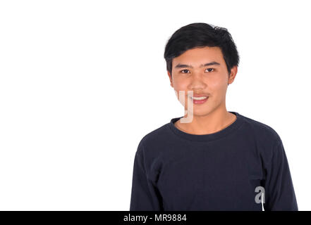 Une photo d'une part un certain homme en bleu foncé t shirt sourire avec copie espace. Banque D'Images