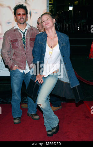 Dedee Pfeiffer arrivant à la 'White Oleander' premiere au Chinese Theatre de Los Angeles. Le 8 octobre 2002. PfeifferDedee58 Red Carpet Event, Vertical, USA, Cinéma, Célébrités, photographie, Bestof, Arts, Culture et divertissement, Célébrités Topix fashion / Vertical, Best of, événement dans la vie d'Hollywood, Californie - Tapis rouge et en backstage, USA, Cinéma, Célébrités, cinéma, télévision, Célébrités célébrités musique, photographie, Arts et culture, Bestof, divertissement, Topix, vertical, une seule personne, à partir de l'année 2002 , tsuni@Gamma-USA.com - enquête, la Mode Pleine longueur Banque D'Images