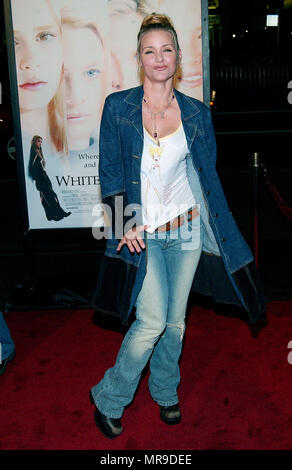 Dedee Pfeiffer arrivant à la 'White Oleander' premiere au Chinese Theatre de Los Angeles. Le 8 octobre 2002. PfeifferDedee60 Red Carpet Event, Vertical, USA, Cinéma, Célébrités, photographie, Bestof, Arts, Culture et divertissement, Célébrités Topix fashion / Vertical, Best of, événement dans la vie d'Hollywood, Californie - Tapis rouge et en backstage, USA, Cinéma, Célébrités, cinéma, télévision, Célébrités célébrités musique, photographie, Arts et culture, Bestof, divertissement, Topix, vertical, une seule personne, à partir de l'année 2002 , tsuni@Gamma-USA.com - enquête, la Mode Pleine longueur Banque D'Images