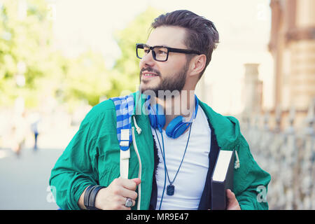 Hipster jeune homme marcher dans la ville Banque D'Images