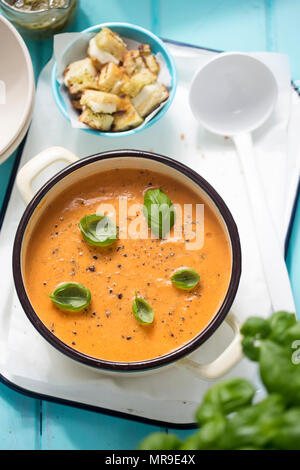 Soupe de tomate au basilic et à la mozzarella & pesto vert croûtons Banque D'Images