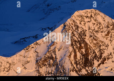 Photo aérienne de la Chugach Mountains au coucher du soleil, de l'Alaska Banque D'Images