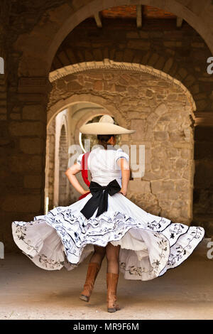 Une jeune fille mexicaine porte un costume traditionnel l'équitation dans une vieille hacienda - San Felipe, MEXIQUE Banque D'Images