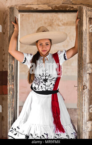 Une jeune fille mexicaine porte un costume traditionnel l'équitation dans une vieille hacienda - San Felipe, MEXIQUE Banque D'Images