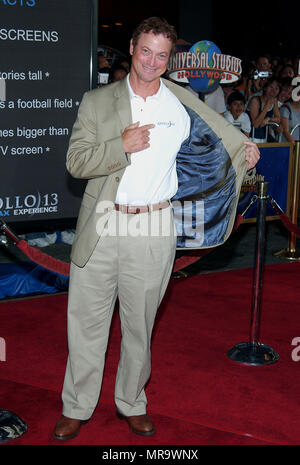 Gary Sinise arrivant à l'Apollo 13, la première à l'expérience IMAX IMAX Universelle Theatre de Los Angeles. Le 12 septembre 2002. SiniseGary50 Red Carpet Event, Vertical, USA, Cinéma, Célébrités, photographie, Bestof, Arts, Culture et divertissement, Célébrités Topix fashion / Vertical, Best of, événement dans la vie d'Hollywood, Californie - Tapis rouge et en backstage, USA, Cinéma, Célébrités, cinéma, télévision, Célébrités célébrités musique, photographie, Arts et culture, Bestof, divertissement, Topix, vertical, une seule personne, à partir de l'année 2002 tsuni@Gamma-USA.com , enquête, fas Banque D'Images