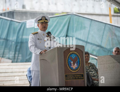 Harry B. Harris Jr. (né en 1956) est un amiral de la marine des États-Unis qui a servi en tant que commandant du US Pacific Command de 2015 à 2018. Il a pris la parole lors de la cérémonie du Roll Call of Honor in Remembrance au cimetière commémoratif national du Pacifique le 28 mai 2017. L'image d'archives documente sa participation à l'honneur des anciens combattants américains du Pacifique. Banque D'Images