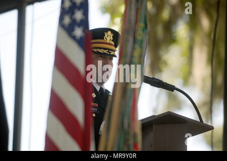 Le lieutenant-colonel Chris McCreery, commandant de la 87e Bataillon de soutien de soutien au combat, 3e Division d'Infanterie Brigade de soutien, prend la parole lors du Richmond Hill, Ga., respect du Jour du Souvenir à J.F. Gregory Park le 29 mai. Au cours de la cérémonie, Mcreery maire de Richmond Hill, aux côtés de Harold Fowler a déposé une couronne au Monument des anciens combattants de Richmond Hill. (U.S. Photo de l'armée par le Sgt. 1re classe Ben K. Navratil) Banque D'Images