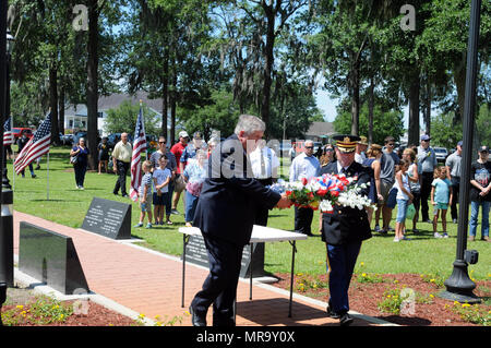 Harold Fowler, maire de Richmond Hill, en Géorgie, et le lieutenant-colonel Chris McCreery, commandant de la 87e Bataillon de soutien de soutien au combat, 3e Division d'Infanterie Brigade de maintien en puissance, faire une couronne à la Richmond Hill Monument des anciens combattants au cours de la célébration de la Journée commémorative de Richmond Hill 29 mai. Y compris McCreery que l'orateur invité, l'événement a accueilli des conférenciers du des affaires locales d'anciens combattants des guerres et des postes de la Légion américaine. (U.S. Photo de l'armée par le Sgt. 1re classe Ben K. Navratil) Banque D'Images