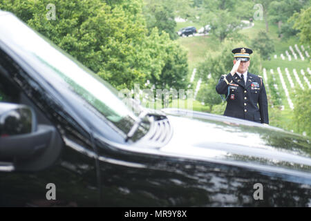 Un officier de l'armée américaine avec le Régiment d'infanterie 3d (la vieille garde) salue le défilé en tant que président Donald J. Trump quitte après le 149e jour du Souvenir sur la Tombe du Soldat inconnu et Memorial Amphitheater au cimetière national d'Arlington, le 29 mai 2017. Le leadership des cadres supérieurs de partout dans le département de la défense se sont réunis pour honorer les membres du service militaire tombé. (DoD Photo par le sgt de l'armée américaine. James K. McCann) Banque D'Images