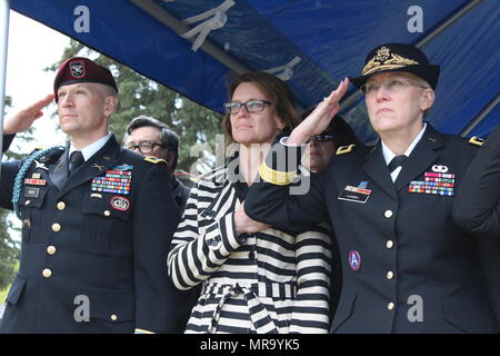 L'ARMÉE AMÉRICAINE Alaska Chef d'état-major le Colonel Scott Green, sa femme, Karla vert, et de l'Alaska l'adjudant-général le général de Laurel Hummel honorer le drapeau, l'hymne national est effectué par le Fils de minuit Barbershop Corus 29 mai à une cérémonie du Jour du Souvenir au Cimetière national de Fort Richardson sur Joint Base Elmendorf-Richardson, en Alaska. (Photo par Mary M. Rall/U.S. Affaires publiques de l'armée de l'Alaska) Banque D'Images