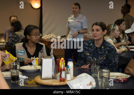 170527-N-SA412-201 NEW YORK (27 mai 2017) Le lieutenant Meghan Ward parle d'éclaireuses en provenance de pays fournisseurs 2067 de Girl Scouts Coeur de la Compagnie au cours d'un déjeuner à bord du navire d'assaut amphibie USS Kearsarge LHD (3) pour l'opération "Cookie Drop' lors de la Fleet Week New York 2017. La Fleet Week New York, maintenant dans sa 29e année, est le lieu de célébration traditionnelle de la mer services. C'est une occasion unique pour les citoyens de New York et la région des trois états pour répondre marins, marines et de la garde, ainsi que de constater par moi-même les dernières capacités des services maritimes d'aujourd'hui. Banque D'Images