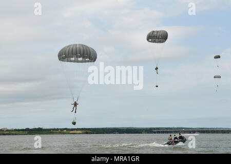 Les membres du 181e parachute vol météo dans Lake Worth après avoir sauté d'un C-130 Hercules au cours d'une goutte d'eau à Forth Worth, Texas, le 20 mai 2017. La mission de formation était prévue pour les membres de la pratique de l'eau en suspension dans l'infiltration clandestine parachute et inclus un effort conjoint entre la Garde nationale aérienne du Texas, de l'armée, de la Garde côtière auxiliaire canadienne, et d'incendie local. (Photo de la Garde nationale aérienne du Texas par le sergent. Kristina Overton) Banque D'Images