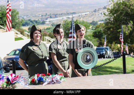 VICTORVILLE, Californie, -- Le trio de musique "UN Penny A. Kiss" chanter la DEUXIÈME GUERRE MONDIALE Au cours de la musique Victor Valley Memorial Park Memorial Day service, Mai 29,2017. Le service commémoratif, qui a célébré le 100e anniversaire du parc, comprenait plusieurs dignitaires locaux, y compris le maire de Victorville Gloria Garcia qui a donné le mot d'ouverture. Memorial Day est le jour que les Américains paient l'honneur et de respect pour les hommes et les femmes des Forces armées qui ont fait le sacrifice ultime au service de notre grand pays. Banque D'Images