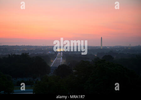 Le cimetière national d'Arlington est un cimetière militaire américain établi pendant la guerre de Sécession et situé à Arlington, en Virginie. Le 28 mai 2017, une vue sur le lever du soleil depuis Arlington House surplombe le pont Memorial Bridge et les gratte-ciel de Washington. L’image d’archives documente la perspective paysagère de l’autre côté du fleuve Potomac vers la capitale nationale. Banque D'Images