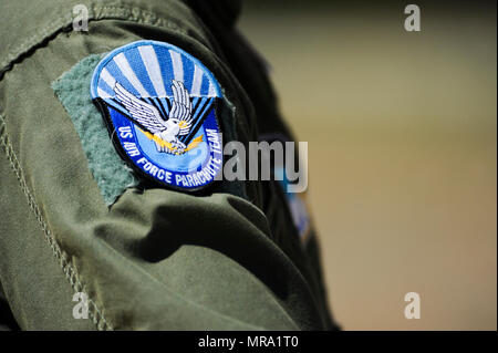 L'Équipe de parachutistes de l'US Air Force, les ailes de bleu, se compose d'équipes de compétition et de démonstration, représentant l'Armée de l'air dans de nombreuses manifestations nationales et internationales. La mission principale des ailes de bleu est de gérer l'Air Force Base de cours de parachutisme en chute libre. Banque D'Images