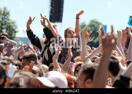 Une adolescente se faire remarquer dans la foule à un festival de musique. Banque D'Images