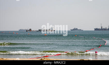 POHANG, République de Corée (13 avril 2017) - Les Marins attachés à la construction 1 bataillon amphibie amphibie préparer le système de transfert de liquides en vrac pour démarrer la pompe à carburant à partir d'un pétrolier sur la plage Dogu pendant le fonctionnement de l'exercice Pacific Reach (2017 OPRex17). OPRex17 est un événement de formation bilatérale conçu pour garantir l'état de préparation et de soutenir la République de Corée et les États-Unis En exerçant l'Alliance d'un domaine Distribution Center (ADC), un point d'alimentation en air Terminal (ATSP), combiné au cours de logistique commune-la-Rive (CJLOTS), et l'utilisation du rail, voies navigables intérieures, côtières et les opérations de levage pour valider le plan opérationnel reac Banque D'Images