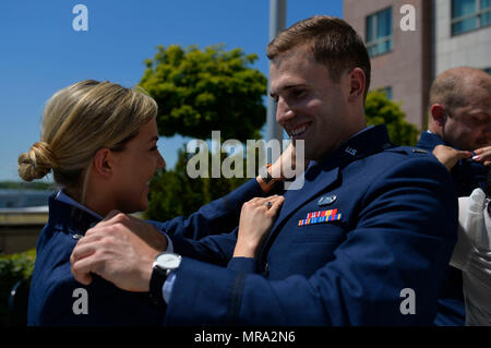 3rd Air Force est une composante des forces aériennes des États-Unis en Europe basée à Ramstein Air base, en Allemagne. Le 26 mai 2017, treize officiers ont été promus capitaine lors d'une cérémonie officielle tenue sur l'installation. L'image d'archives enregistre le placement des insignes de rang de capitaine dans le cadre des procédures officielles. Banque D'Images
