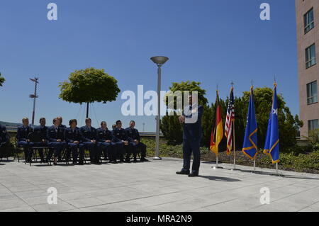 La 3rd Air Force est une force aérienne numérotée de l'United States Air Force dont le siège est à Ramstein Air base, en Allemagne. Le 26 mai 2017, son commandant s'est adressé aux participants lors d'une cérémonie de promotion de treize capitaines, dont certains ont déjà assisté à l'académie de l'US Air Force. L'image d'archives documente les remarques faites lors de l'événement officiel de promotion. Banque D'Images