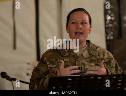 Le Capitaine Sarah Idem, 435ème escadre expéditionnaire aérienne chef Aumônier, livre un message pendant un service religieux à la Base Aérienne 201 Nigériens, Niger, 14 mai 2017. La chapelle de l'AEW 435ème équipe, composée de seulement deux personnes, couvre les accommodements religieux et spirituels pour la résilience des aviateurs déployés sur deux continents. (U.S. Photo de l'Armée de l'air par la Haute Airman Jimmie D. Pike) Banque D'Images