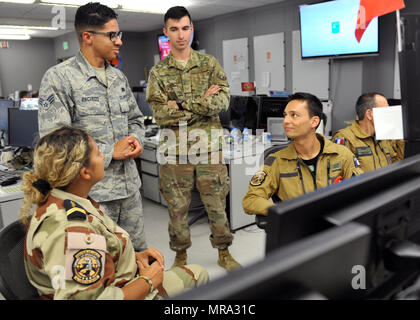 Les membres de l'armée de l'air française parlent avec des aviateurs dans le centre d'opérations aériennes combinées, le 27 mai 2017, à Al Udeid Air Base, au Qatar. Le CMOA est composé de membres de la coalition qui le quart-arrière des opérations aériennes dans 24 heures sur 24, la zone de responsabilité du Commandement central. (U.S. Photo de l'Armée de l'air par le sergent. Desiree Economides) Banque D'Images