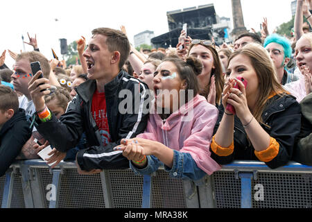 Les fans de musique dans la première rangée de Festival 2017 TRNSMT. Banque D'Images