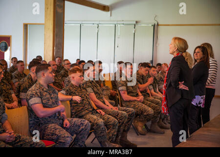 Gail Walters, épouse du général Glenn Walters, le Commandant adjoint du Corps des Marines, ainsi que les épouses de Sgt. Le major Robert VanOostrom, le sergent-major de la main-d'oeuvre et de réserver étrangères et le lieutenant-général Michael Dana, commandant adjoint d'installations et de la logistique, s'adresse à la Marine et les marins de mariés la Force de rotation Maritime Europe 17.1 en Vaernes Garnison, la Norvège, le 29 mai 2017. Les dames parlaient avec marines sur les stratégies pour rester en contact avec les conjoints et les enfants à la maison pendant le déploiement. (U.S. Marine Corps photo par le Cpl. Emily Dorumsgaard) Banque D'Images