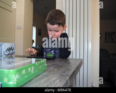 Jeune enfant recherchant sur Internet Banque D'Images