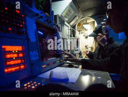 LARNACA, Chypre (13 avril 2017) 1ère classe Controlman Feu Andrew McWatt, de Goshen, New York, centre, et d'incendie 3e classe Controlman Francisco Cacho de Oak Harbor, Washington, pratique la sécurité des armes à feu au cours d'un appui feu Naval Surface d'entraînement à bord de l'USS Ross (DDG 71) Avril 13, 2017. USS Ross, une classe Arleigh Burke destroyer lance-missiles, l'avant-déployé à Rota, Espagne, mène des opérations navales dans la sixième flotte américaine zone d'opérations à l'appui de la sécurité nationale des États-Unis en Europe et en Afrique. Banque D'Images