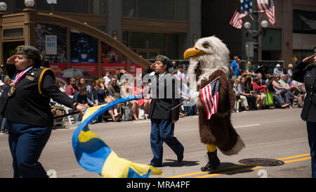 Les membres de la Garde nationale de l'Illinois, officiers supérieurs de chaque branche militaire le long avec le gouverneur Bruce Rauner et le maire Rahm Emanuel rejoint gold star les membres de la famille et des milliers de spectateurs pour le Memorial Day Parade le 27 mai 2017. Banque D'Images