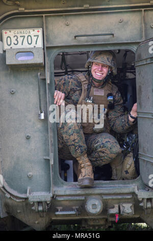 Lance le Cpl. Benjamin N. Schultz, Marine d'appui-feu Naval Air de la 3ème Compagnie de liaison au Quartier général de la Force, Groupe, Forces maritimes, sourit après avoir reçu une visite de l'un des 2 Royal Canadian Regiment's Light Armored Vehicles 26 mai 2017, lors de l'exercice de la résolution 17. L'exercice Maple Resolve est une semaine annuelle de 3 guerre simulée multi-national organisé par l'Armée canadienne au Centre canadien d'entraînement au Camp Wainwright, Alberta, Canada. Cette année, 3ème ANGLICO appuie l'exercice par l'intégration de deux équipes de contrôle de feu composé d'un comité mixte de la finale de l'attaque cont Banque D'Images