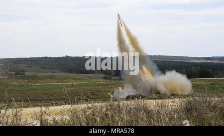 Un responsable de ligne de déminage est lancé à partir d'une fusée M1 Assault Breacher véhicule, exploité par des soldats américains, attribué à 588th bataillon du génie de la Brigade Blindée, 3e Brigade Combat Team, 4e Division d'infanterie, au cours d'un exercice de tir réel interarmes (CALFEX) lors de la 7e formation de l'Armée de la commande Zone d'entraînement Grafenwoehr, Allemagne, le 12 avril 2017. Au cours de cette CALFEX, Soldats Américains collaborent avec leur infanterie, ingénieur et armor homologues pour être utilisées dans les futurs exercices, dans le cadre de détermination de l'Atlantique. Les futurs exercices permettront d'améliorer les capacités de dissuasion dans la région, améliorer l'un des États-Unis Banque D'Images