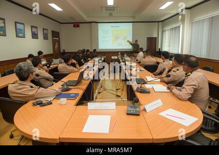 170530-N-PD309-105 SATTAHIP BASE NAVALE, la Thaïlande (30 mai 2017) Le lieutenant David Andre, attribué à, commandant de l'Escadron de destroyers, indique à sept membres de la Forces armées RoyalThai au cours d'une analyse de base Programme de formation maritime, visant à accroître l'analyse qui soutiennent et renforcent la coopération maritime au cours de la sensibilisation et de la formation de préparation à flot (CARAT) de Thaïlande. CARAT est une série de commande du Pacifique, parrainé par l'U.S Pacific Fleet-conduit des exercices bilatéraux organisés chaque année en Asie du Sud et du sud-est de renforcer les liens et d'améliorer la disponibilité opérationnelle. L'exercice d'une couverture d'événements CARAT b Banque D'Images