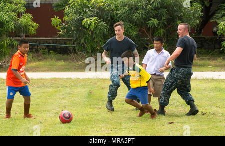 170530-N-PD309-077 Pattaya, Thaïlande (30 mai 2017) marins affectés au combat littoral USS Coronado (LCS 4) jouer au foot avec les enfants à Ban Bang Lamung l'école dans le cadre d'un événement de relations communautaires de coopération au cours de préparation et de formation à flot (CARAT) de Thaïlande. CARAT est une série de commande du Pacifique, parrainé par l'U.S Pacific Fleet-conduit des exercices bilatéraux organisés chaque année en Asie du Sud et du sud-est de renforcer les liens et d'améliorer la disponibilité opérationnelle. CARAT événements exercice couvrent un large éventail de disciplines et domaines de compétence de la marine de surface, sous-marins, y compris l'air, et de la guerre amphibie ; ma Banque D'Images