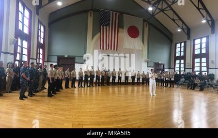 170531-N-XF155-166 Yokosuka, Japon (31 mai 2017) - Activités de la flotte (FLEACT frocking Yokosuka) tient une cérémonie pour FLEACT nouvellement promu marins leurs rangs respectifs de E-6, E-5 et E-4. FLEACT fournit de Yokosuka, entretient et exploite des installations et des services de base à l'appui de la 7e flotte des forces navales déployées, 71 commandes et 26 000 locataires, le personnel militaire et civil. (U.S. Photo par Marine Maria Dumanlang/libérés) Banque D'Images